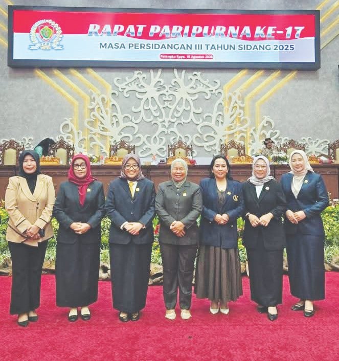 Srikandi Sejumlah srikandi DPRD Kalteng berfoto bersama usai mengikuti rapat paripurna.