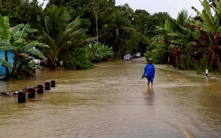 Jalan Poros Muara Teweh–Puruk Cahu yang sempat banjir akibat Sungai Rapen meluap kini sudah bisa dilalui pengguna jalan, Senin (6/4).