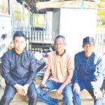 Anggota DPRD Barito Utara Jiham Nur, Patih Herman AB dan Ardianto bersama warga masyarakat Desa Haragandang Kecamatan Lahei, Kamis (7/5).