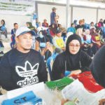 Anggota DPRD Barito Utara, Parmana Setiawan bersama istri saat mengikuti kegiatan Pengukuran Kebugaran Calon Jamaah Haji, Minggu (12/4).