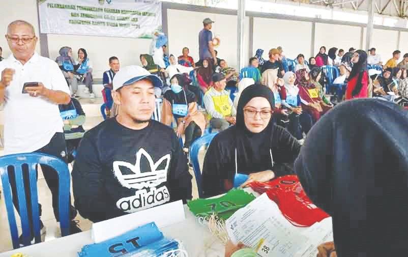 Anggota DPRD Barito Utara, Parmana Setiawan bersama istri saat mengikuti kegiatan Pengukuran Kebugaran Calon Jamaah Haji, Minggu (12/4).