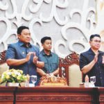 Wakil Ketua III DPRD Kalteng Junaidi saat memimpin rapat paripurna yang dihadiri Wakil Gubernur Kalteng Edy Pratowo, Rabu (14/1).
