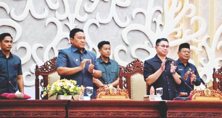 Wakil Ketua III DPRD Kalteng Junaidi saat memimpin rapat paripurna yang dihadiri Wakil Gubernur Kalteng Edy Pratowo, Rabu (14/1).