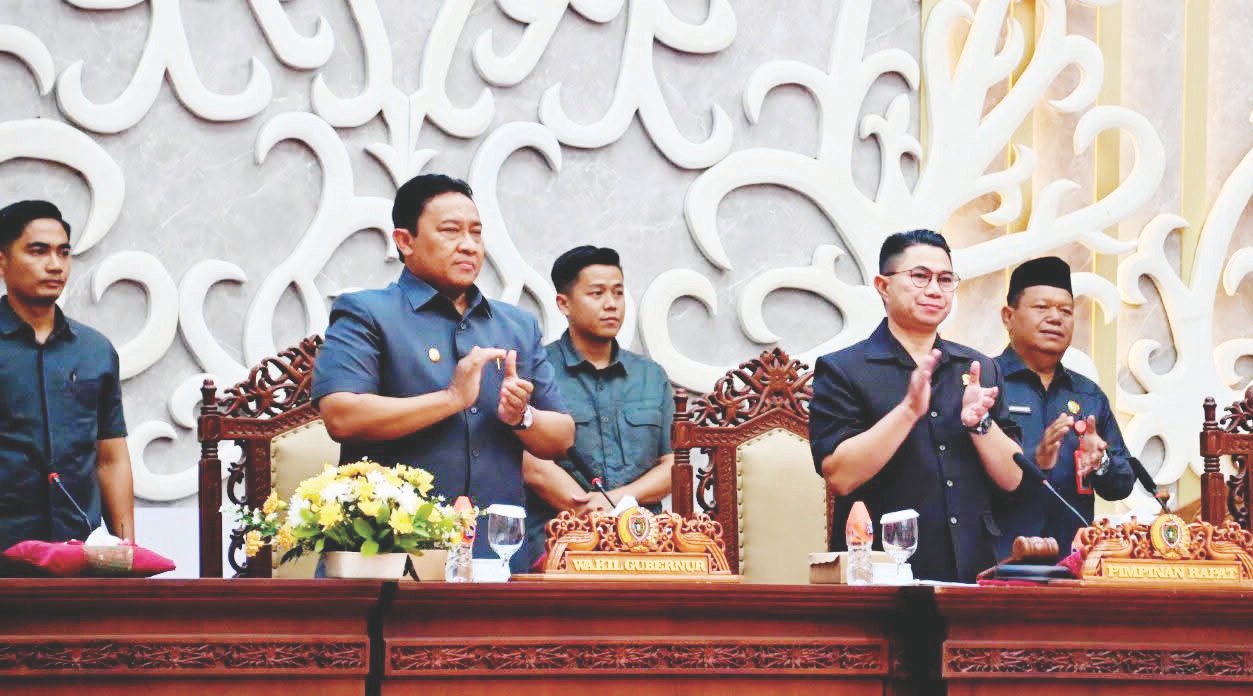 Wakil Ketua III DPRD Kalteng Junaidi saat memimpin rapat paripurna yang dihadiri Wakil Gubernur Kalteng Edy Pratowo, Rabu (14/1).