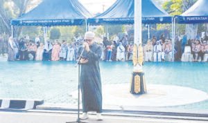 Ketua Rombongan Haji Barito Utara Parmana Setiawan melaporkan kondisi jemaah haji setibanya di tanah air di halaman Kantor Bupati Barito Utara, Minggu (14/6).