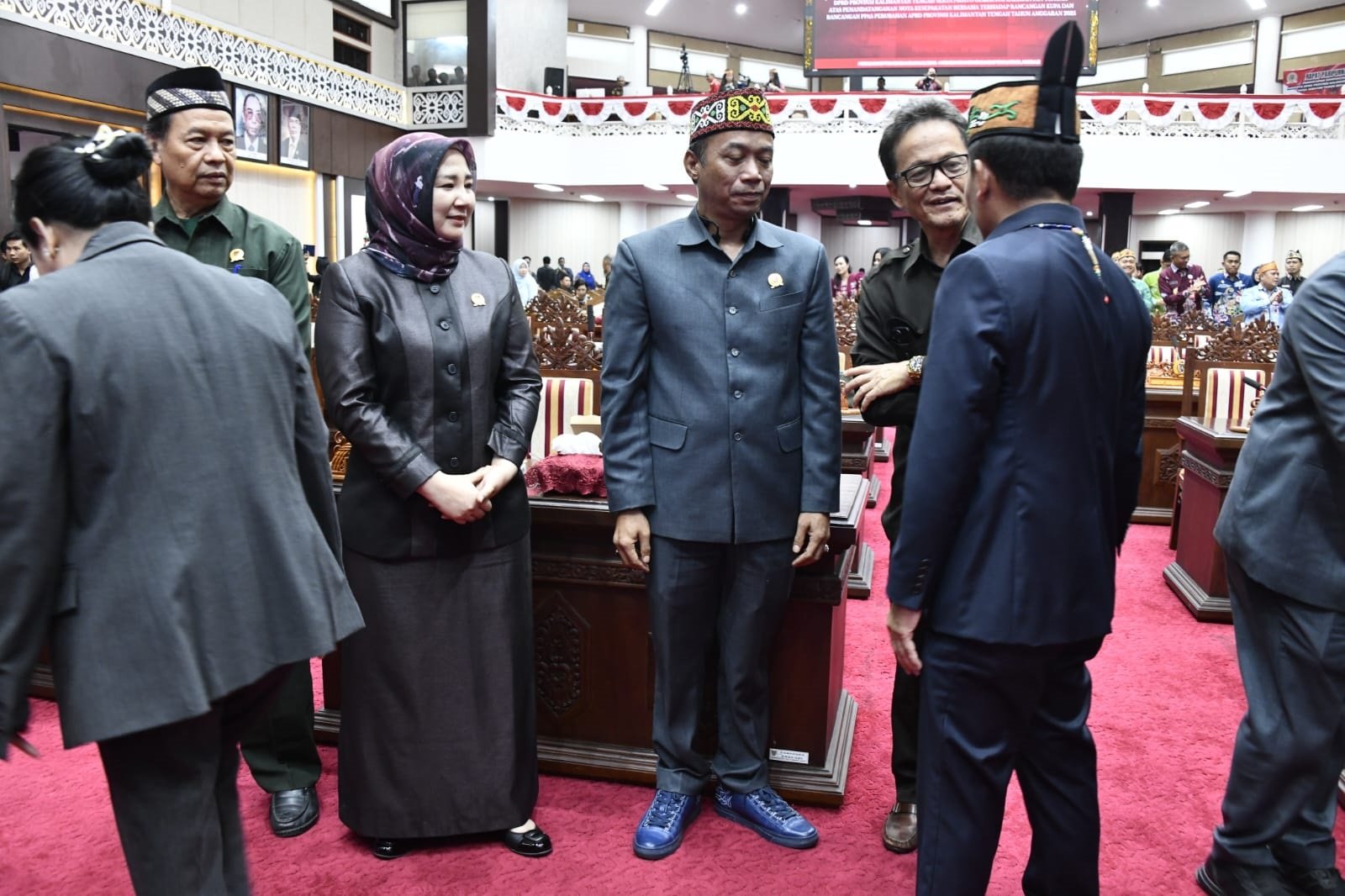 Sejumlah anggota DPRD Kalimantan Tengah saat berbincang serius usai sidang paripurna, di gedung dewan setempat.