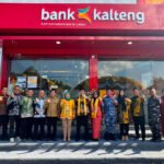 Direktur utama Bank Kalteng Maslipansyah foto bersama Bupati Kobar Hj.Nurhidayah usai meresmikan KCP Bank Kalteng di Kotawaringin Lama, Jumat (7/8).