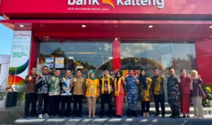 BANK KALTENG KOLAM Direktur utama Bank Kalteng Maslipansyah foto bersama Bupati Kobar Hj.Nurhidayah usai meresmikan KCP Bank Kalteng di Kotawaringin Lama, Jumat (7/8).