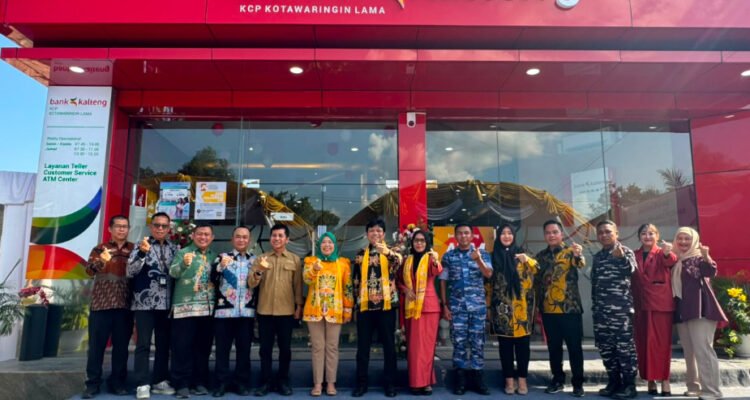 Direktur utama Bank Kalteng Maslipansyah foto bersama Bupati Kobar Hj.Nurhidayah usai meresmikan KCP Bank Kalteng di Kotawaringin Lama, Jumat (7/8).