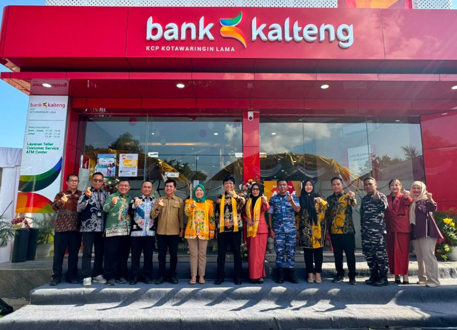 Direktur utama Bank Kalteng Maslipansyah foto bersama Bupati Kobar Hj.Nurhidayah usai meresmikan KCP Bank Kalteng di Kotawaringin Lama, Jumat (7/8).