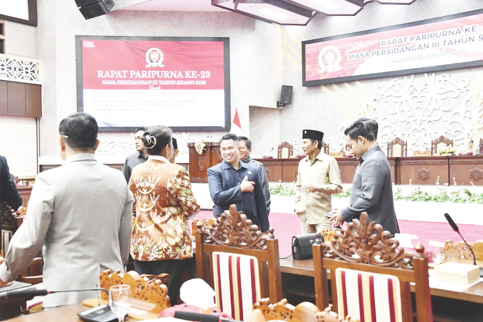 Para Anggota DPRD Kalteng berbincang santai, usai mengikuti rapat paripurna di gedung dewan setempat.