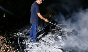 REKTOR PADAMKAN API Rektor Universitas Palangka Raya Prof. Dr. Ir. Salampak, M.S., IPU, ikut memadamkan kebakaran hutan dan lahan di Palangka Raya hingga malam hari.