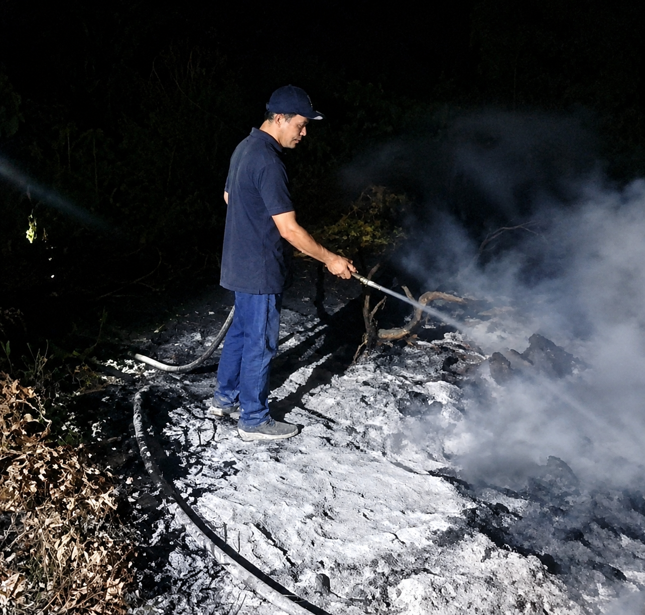 Rektor Universitas Palangka Raya Prof. Dr. Ir. Salampak, M.S., IPU, ikut memadamkan kebakaran hutan dan lahan di Palangka Raya hingga malam hari.