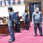 Anggota DPRD Kalimantan Tengah saat berbincang santai usai rapat paripurna di gedung dewan setempat, baru-baru ini.