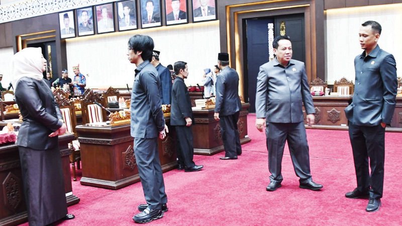 Anggota DPRD Kalimantan Tengah saat berbincang santai usai rapat paripurna di gedung dewan setempat, baru-baru ini.