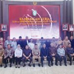 Ketua DPRD dan anggota Komisi II DPRD Kalteng, Arton S Dohong saat kunjungan diterima Asisten I Setda Kotim, Waren di rumah jabatan bupati Kotim, Selasa (19/5).