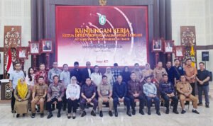 Ketua DPRD dan anggota Komisi II DPRD Kalteng, Arton S Dohong saat kunjungan diterima Asisten I Setda Kotim, Waren di rumah jabatan bupati Kotim, Selasa (19/5).