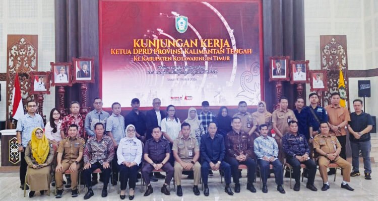 Ketua DPRD dan anggota Komisi II DPRD Kalteng, Arton S Dohong saat kunjungan diterima Asisten I Setda Kotim, Waren di rumah jabatan bupati Kotim, Selasa (19/5).