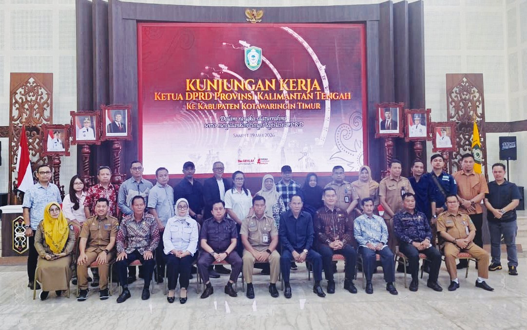 Ketua DPRD dan anggota Komisi II DPRD Kalteng, Arton S Dohong saat kunjungan diterima Asisten I Setda Kotim, Waren di rumah jabatan bupati Kotim, Selasa (19/5).