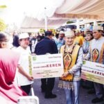 Wali Kota Palangka Raya Fairid Naparin, menyerahkan subsidi bunga Kredit UMKM KEREN kepada 10 pelaku usaha secara simbolis, belum lama ini.
