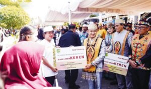 Kredit UMKM KEREN Wali Kota Palangka Raya Fairid Naparin, menyerahkan subsidi bunga Kredit UMKM KEREN kepada 10 pelaku usaha secara simbolis, belum lama ini.