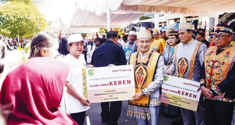 Wali Kota Palangka Raya Fairid Naparin, menyerahkan subsidi bunga Kredit UMKM KEREN kepada 10 pelaku usaha secara simbolis, belum lama ini.