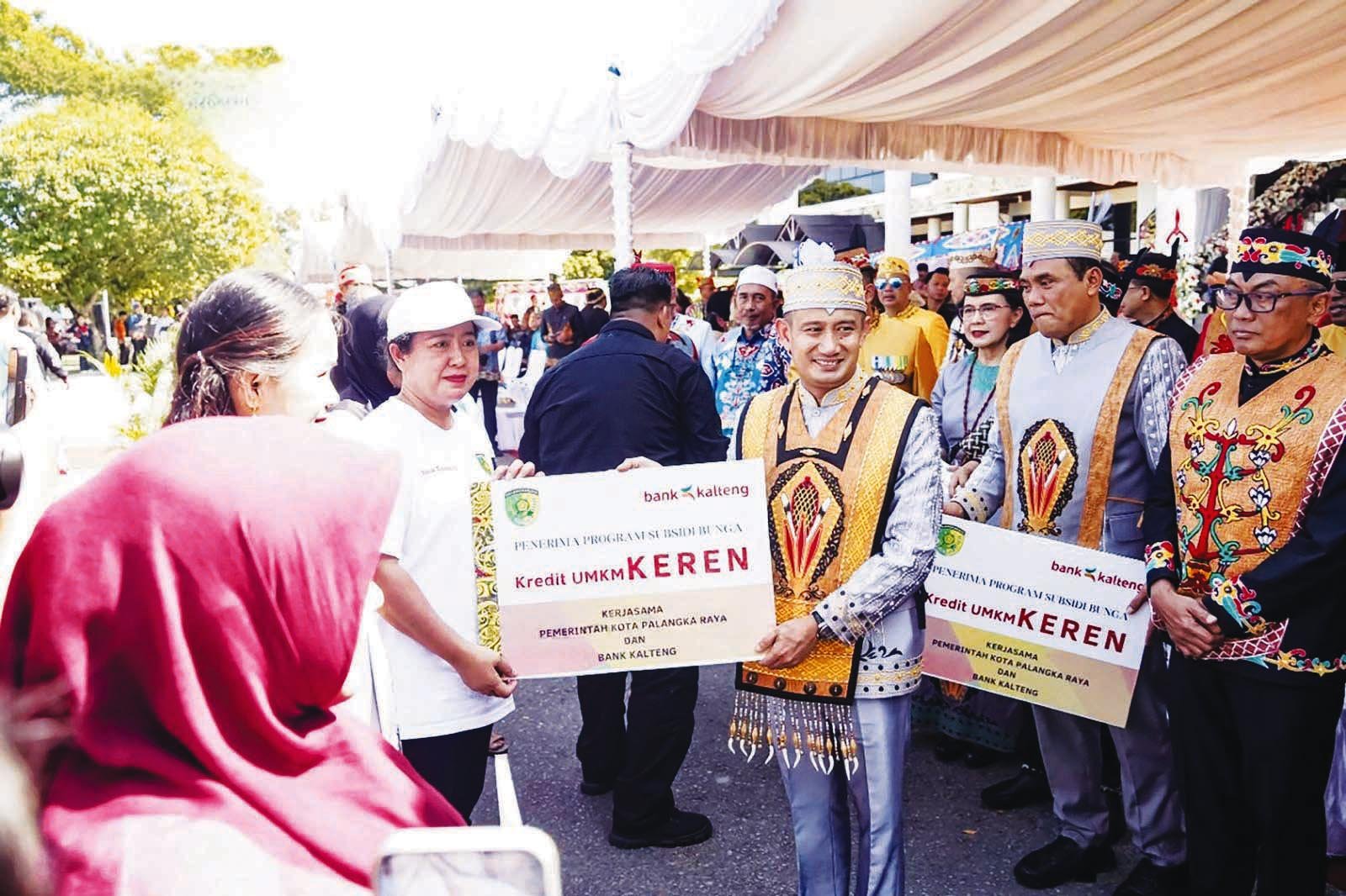 Wali Kota Palangka Raya Fairid Naparin, menyerahkan subsidi bunga Kredit UMKM KEREN kepada 10 pelaku usaha secara simbolis, belum lama ini.