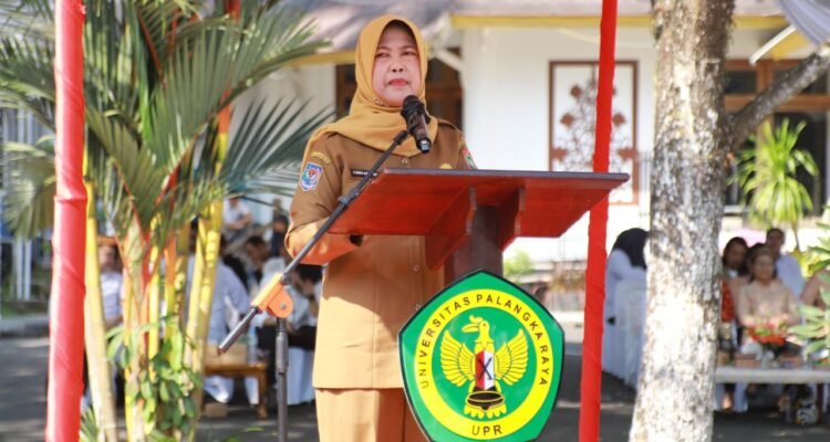Plt. Asisten Pemerintahan dan Kesejahteraan Rakyat Provinsi Kalimantan Tengah, Lisda Arriyana menyampaikan sambutan pada rangkaian Pengenalan Kehidupan Kampus bagi Mahasiswa Baru (PKKMB) Tahun 2026.