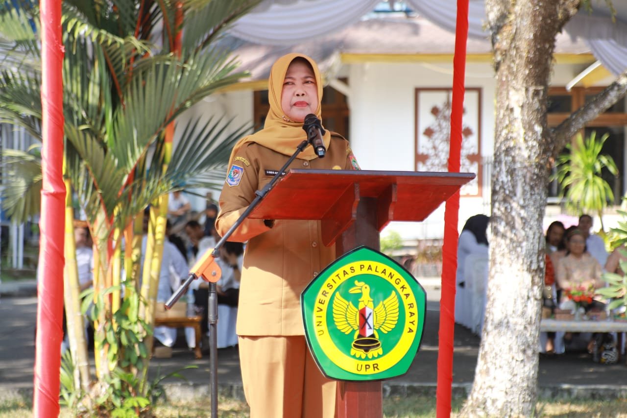Plt. Asisten Pemerintahan dan Kesejahteraan Rakyat Provinsi Kalimantan Tengah, Lisda Arriyana menyampaikan sambutan pada rangkaian Pengenalan Kehidupan Kampus bagi Mahasiswa Baru (PKKMB) Tahun 2026.