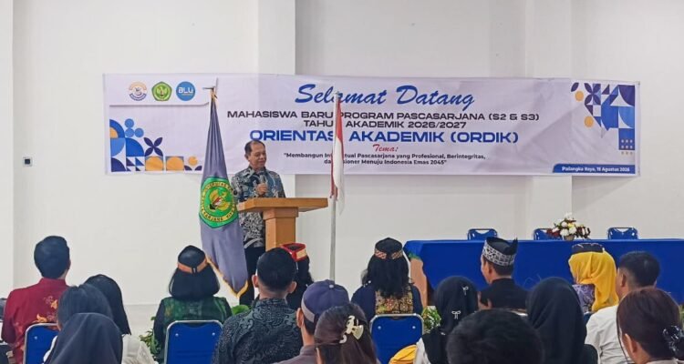 Rektor Universitas Palangka Raya Prof. Dr. Ir. Salampak, M.S., IPU. Saat memberikan sambutan padaorientasi akademik (Ordik) Mahasiswa Pascasarja, Sabtu (15/8/2026).