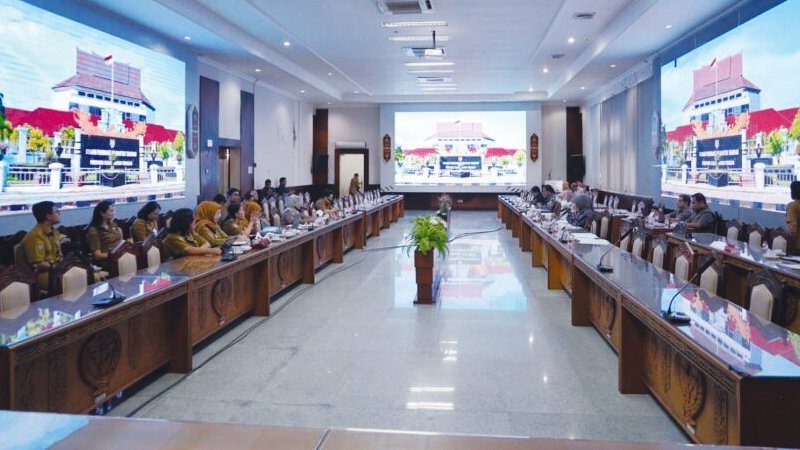 Panitia Khusus (Pansus) DPRD Kalimantan Tengah menggelar rapat bersama Tim Pemerintah Provinsi Kalimantan Tengah, Kamis (12/3).
