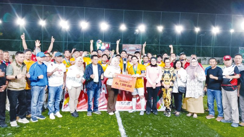 Wakil Ketua I DPRD Kalimantan Tengah, Riska Agustin menghadiri penutupan turnamen sepak bola mini Ramadhan Cup di Lapangan Pitch 21, di Kabupaten Kotawaringin Barat. Minggu (15/3).