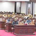 Anggota DPRD Kalimantan Tengah saat mengikuti rapat paripurna di gedung dewan setempat, baru-baru ini.
