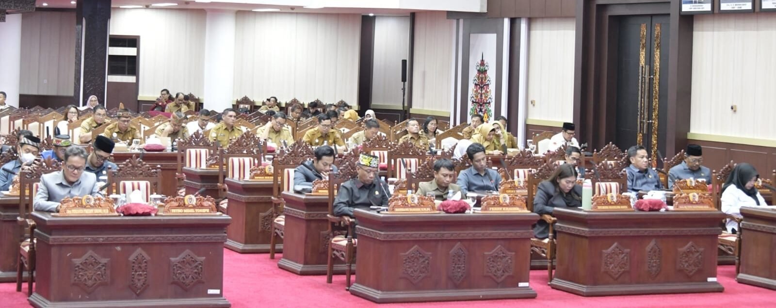 Anggota DPRD Kalimantan Tengah saat mengikuti rapat paripurna di gedung dewan setempat, baru-baru ini.