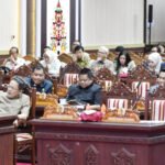 Anggota DPRD Provinsi Kalimantan Tengah, saat menghadiri rapat paripurna di gedung dewan setempat.