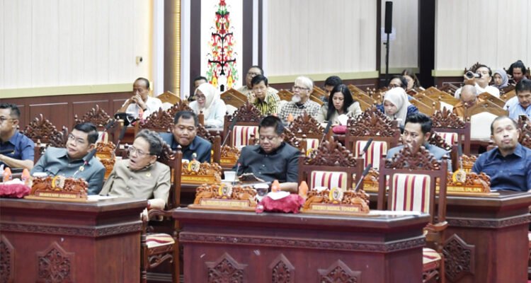 Anggota DPRD Provinsi Kalimantan Tengah, saat menghadiri rapat paripurna di gedung dewan setempat.