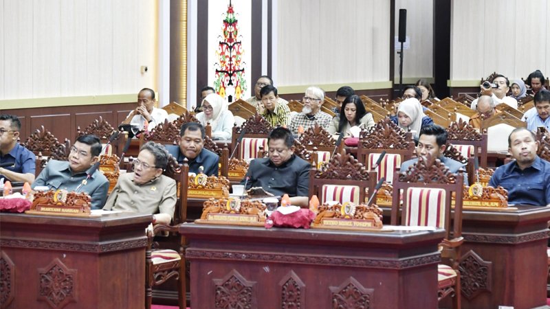 Anggota DPRD Provinsi Kalimantan Tengah, saat menghadiri rapat paripurna di gedung dewan setempat.