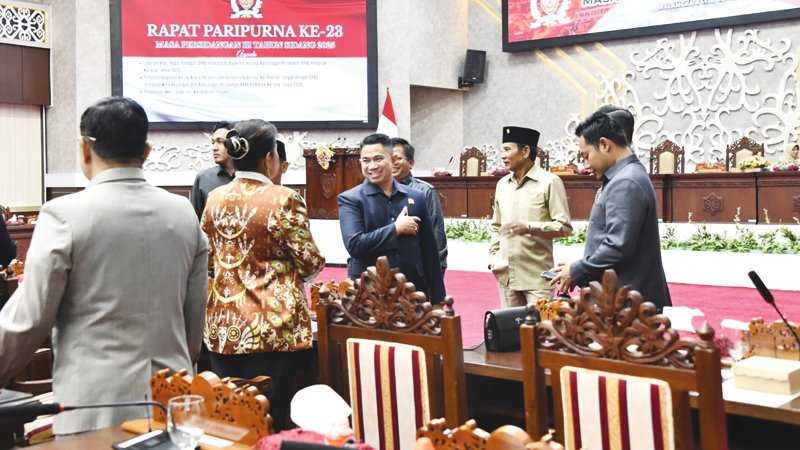 Ketua dan Wakil Ketua III DPRD Kalimantan Tengah, Arton S. Dohong dan Junaidi bersama sejumlah anggota DPRD Kalteng di gedung dewan, Senin (2/3).