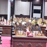 Anggota DPRD Provinsi Kalimantan Tengah saat mengikuti rapat paripurna di gedung dewan setempat.