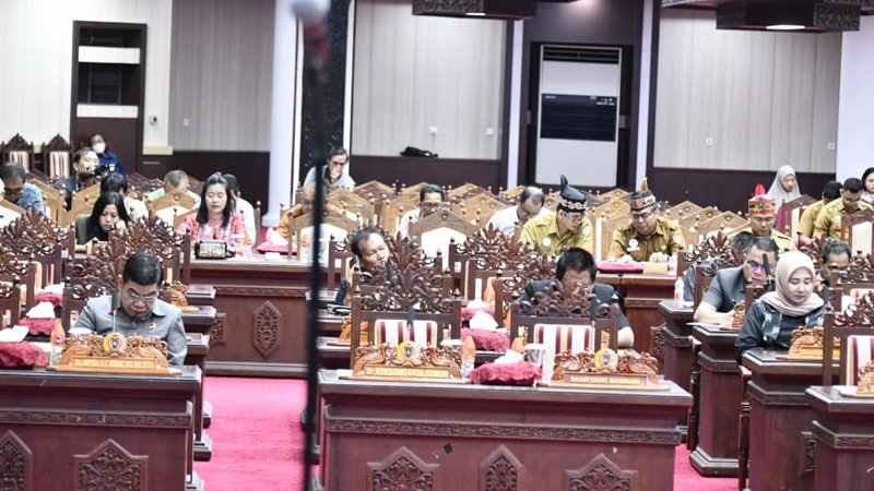 Anggota DPRD Provinsi Kalimantan Tengah saat mengikuti rapat paripurna di gedung dewan setempat.