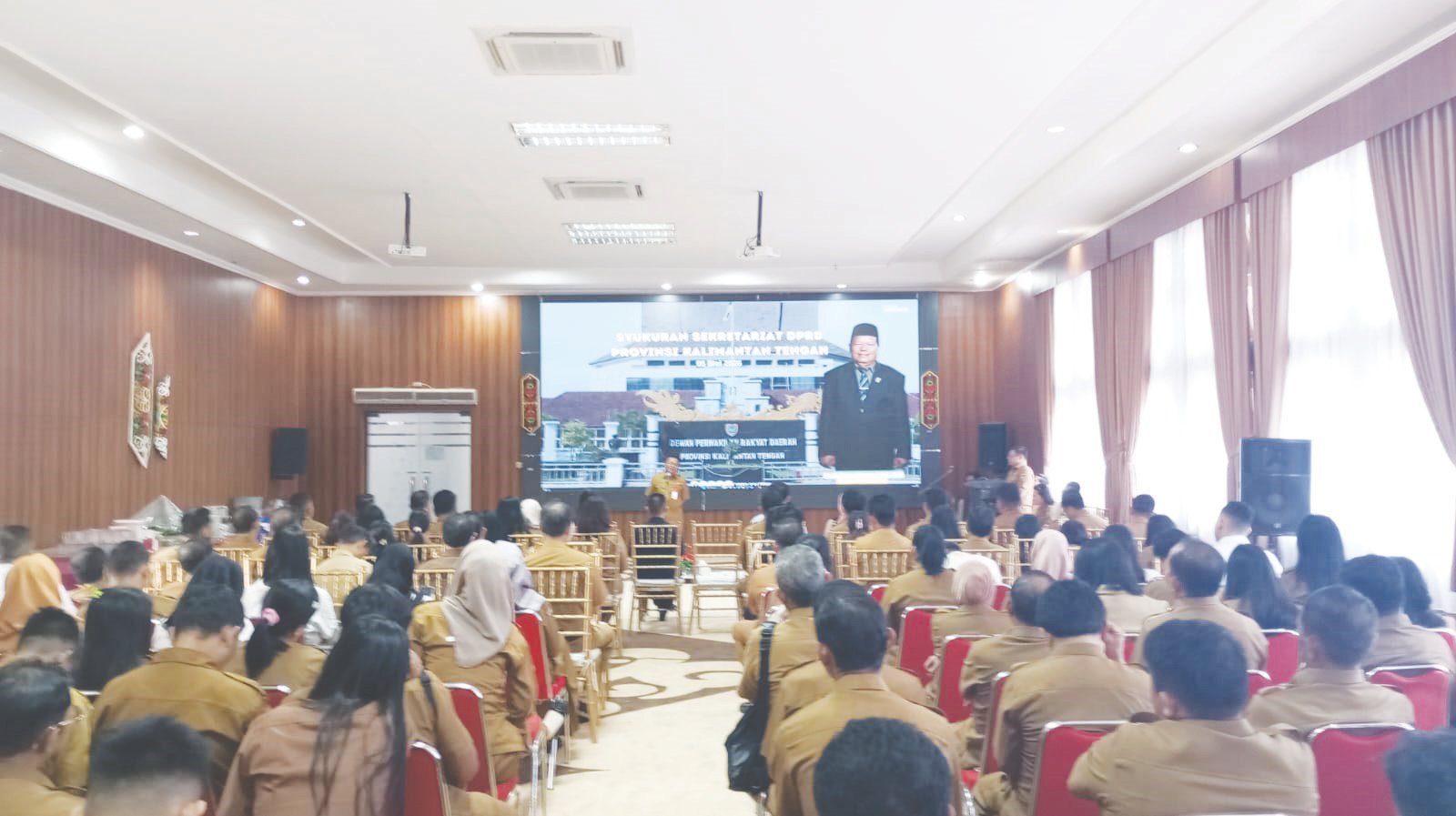 Sekretaris Dewan (Sekwan) DPRD Kalteng, Pajarudin Noor saat memberikan sambutan dan ucapan terimakasih pada ASN lingkup Sekwan pada perayaan HUT dirinya ke-59 di aula DPRD Kalteng. Selasa (5/5).