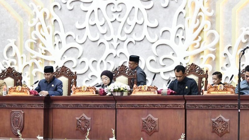 Unsur pimpina DPRD Kalimantan Tengah saat rapat paripurna di gedung dewan setempat.