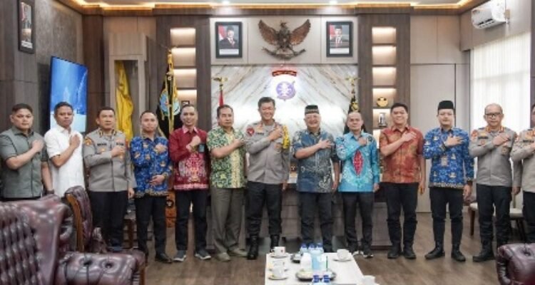 Tim Asistensi pusat studi Kepolisian STIK-PTIK Lemdiklta Polri saat foto bersama Kapolda Kalteng.