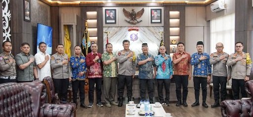 Tim Asistensi pusat studi Kepolisian STIK-PTIK Lemdiklta Polri saat foto bersama Kapolda Kalteng.