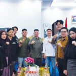 Wakil Ketua III DPRD Kalteng, Junaidi berfoto bersama usai menerima kunjungan silaturahmi mahasiswa UIN Palangka Raya dan Universitas Palangka Raya (UPR), di Gedung DPRD Kalteng.
