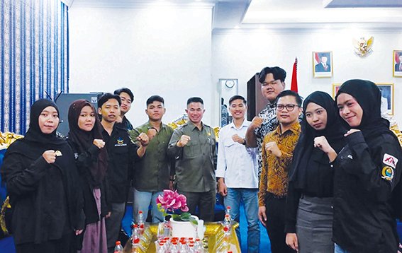 Wakil Ketua III DPRD Kalteng, Junaidi berfoto bersama usai menerima kunjungan silaturahmi mahasiswa UIN Palangka Raya dan Universitas Palangka Raya (UPR), di Gedung DPRD Kalteng.