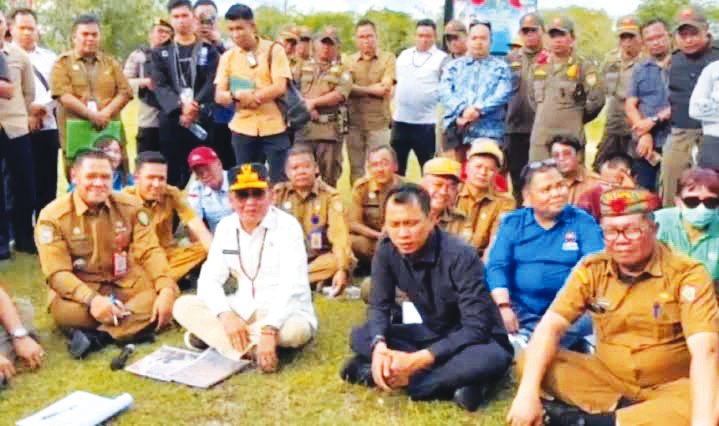 Wakil Ketua II DPRD Kalteng, Muhammad Ansyari mendampingi Gubernur Kalteng, Agustiar Sabran saat berdialog dengan massa aksi Gerakan Mahasiswa Anak Buruh di halaman Kantor Gubernur Kalteng.