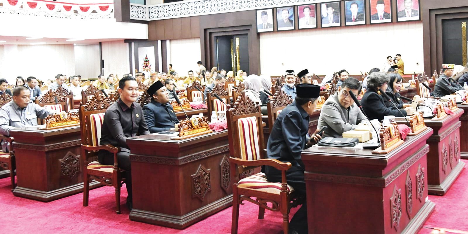 Anggota DPRD Kalimantan Tengah, saat mengikuti Rapat Paripurna di gedung dewan setempat, baru-baru ini.
