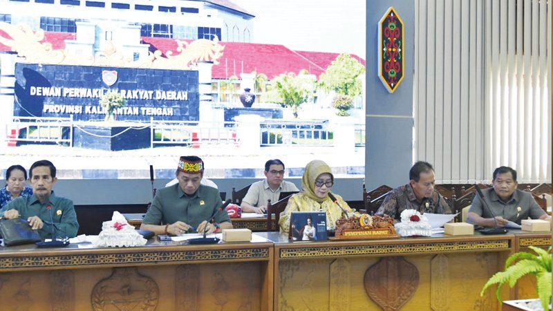 rapur1 Komisi II DPRD Kalimantan Tengah Siti Nafsiah, saat rapat bersama dengan tim Pemerintah Provinsi Kalteng, Kamis (26/2).