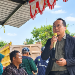 Pimpinan Cabang Utama PT Bank Kalteng, Sigit Purnama Aji saat meberikan sambutan pada acara penyerahan antuan 20 unit kolam ikan terpal dari PT Bank Kalteng melalui program Tanggung Jawab Sosial dan Lingkungan (TJSL) atau Corporate Social Responsibility (CSR) di Jalan Temanggung Kanyapi III, Kota Palangka Raya, Rabu (9/9/2026).